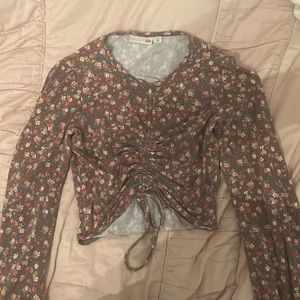 XS fitted floral shirt, with a tie up to adjust crop, loose sleeves